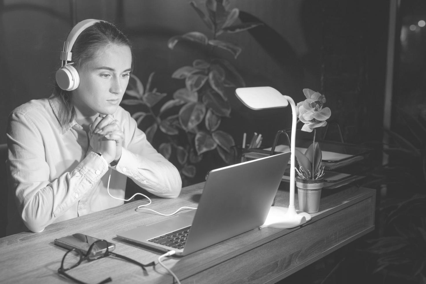 Analyse de tendances budgétaires sur écran avec graphiques financiers