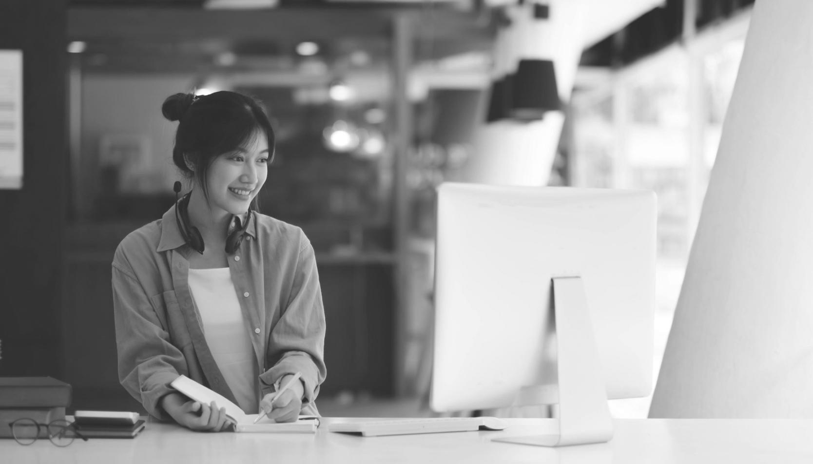 Graphiques financiers détaillés sur plusieurs écrans