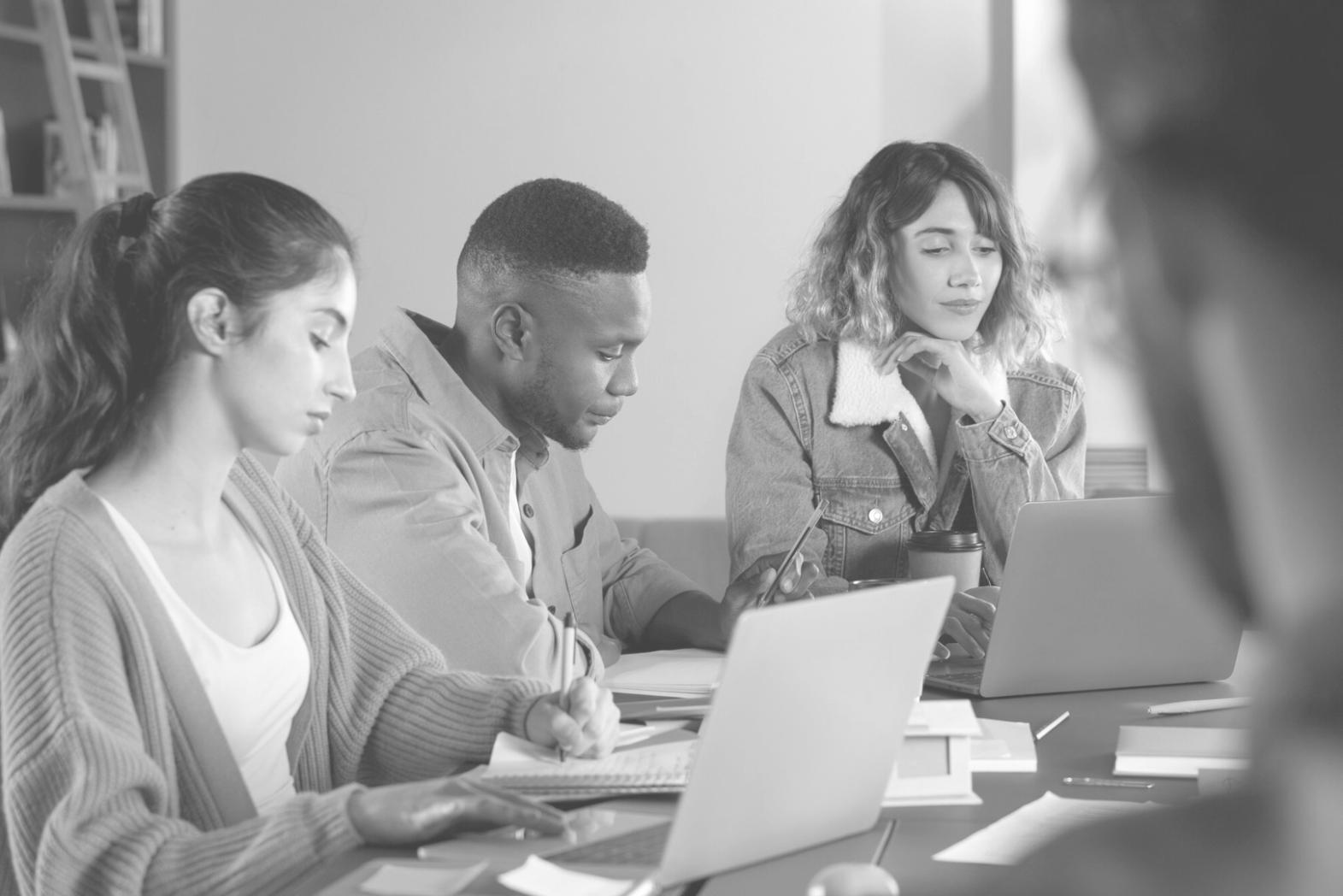 Professionnel analysant des données financières sur tablette