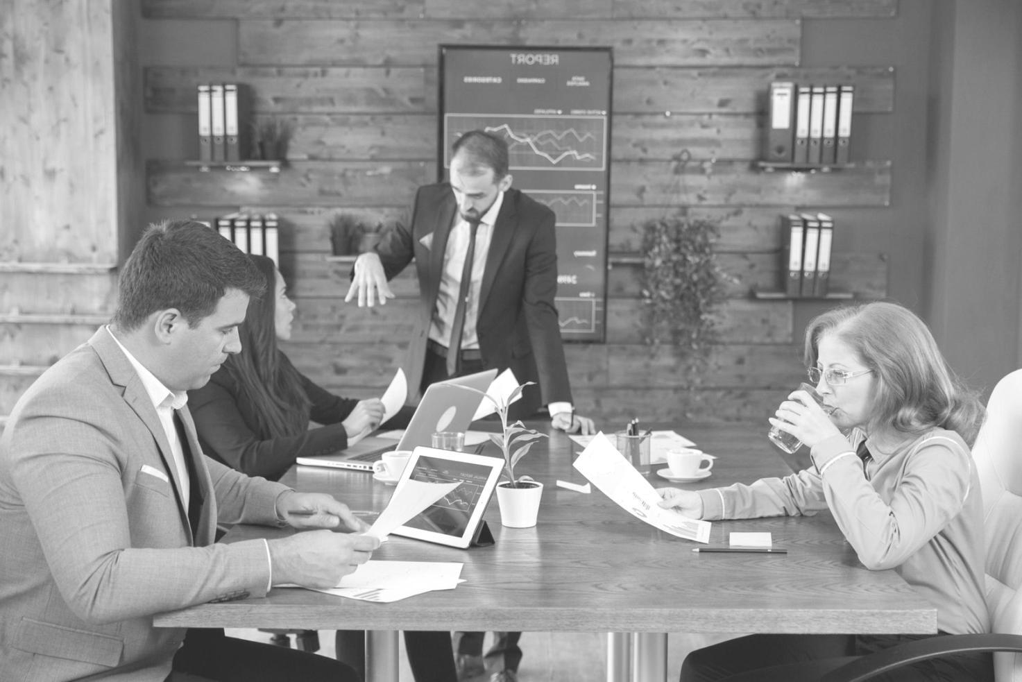 Équipe collaborative travaillant sur analyse budgétaire