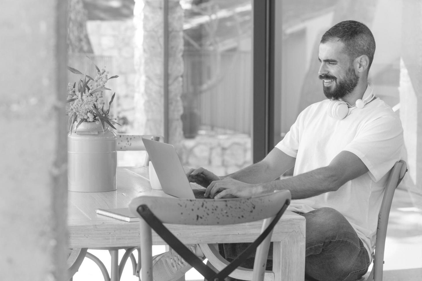 Exemple de graphiques d'analyse de tendances budgétaires montrant l'évolution des dépenses mensuelles